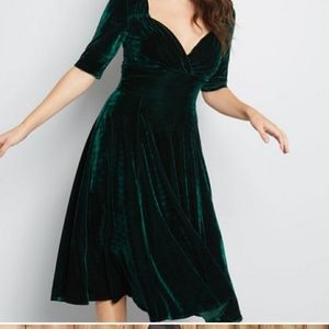 Modcloth × Collectif Vixen Match Green velvet midi dress size 8